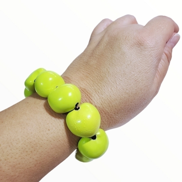 Hand painted Hawaiian Kukui Nut stretch elastic Bracelet apple green - Picture 5 of 8